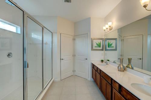 5BR Mansion - Family Resort - Private Pool, BBQ, Theater!