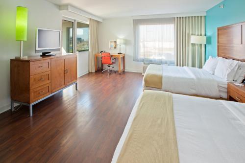 2 queen beds