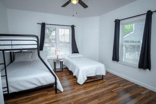 Downtown Remodeled Cozy 2BR 1BA Home Sleeps 8