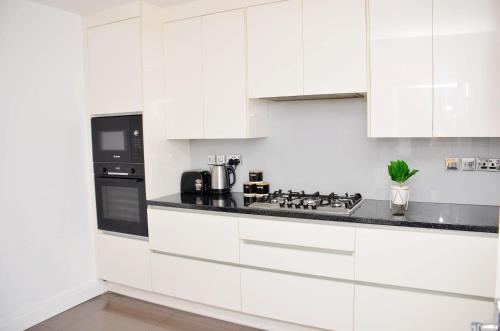 (29EW-11) Dreams Serviced Accommodations- Staines/Heathrow chambre d'hôte Ashford