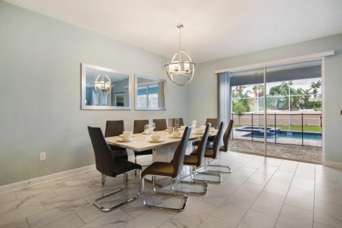 Family Resort - 8BR Luxury Mansion - Private Pool Hot Tub! - image 5