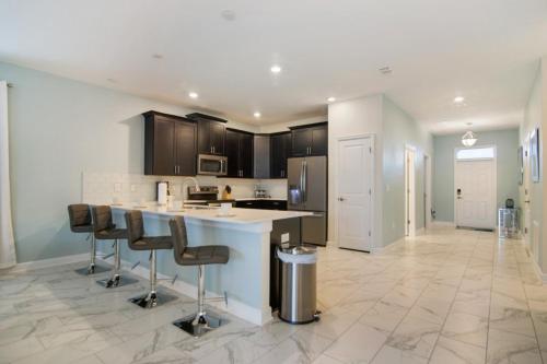 Family Resort - 8BR Luxury Mansion - Private Pool Hot Tub! - image 7