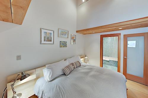 Modern Mountain-View Getaway - Walk to Ski Lifts condo - main image