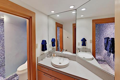 Modern Mountain-View Getaway - Walk to Ski Lifts condo - image 2