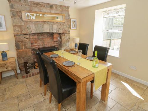 Rainforest Cottage in Ruspidge