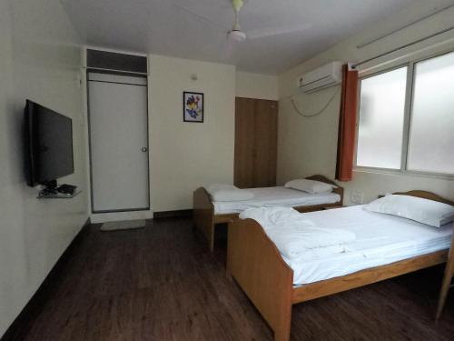 2 twin beds