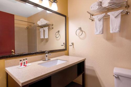 Super 8 by Wyndham SeaTac Airport - image 11