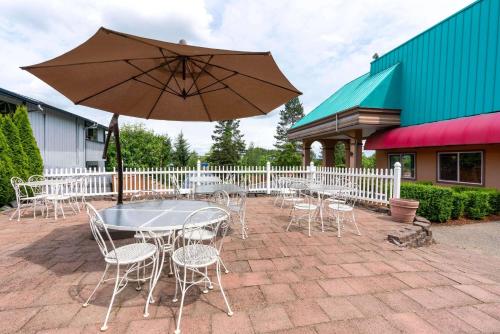 Super 8 by Wyndham SeaTac Airport - image 2