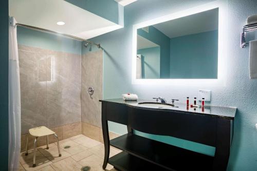 Ashbury Hotel & Suites Room Type - Queen Room with Two Queen Beds - Mobility Access/Non-Smoking