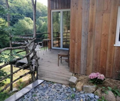 Petit chalet tout en bois Tranquille et simple gîte à louer Cambounès