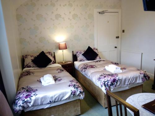 2 twin beds