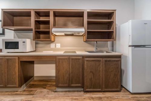 Létesítmények, WoodSpring Suites North Ft Worth Alliance TX Speedway near Texas Motor Autópálya