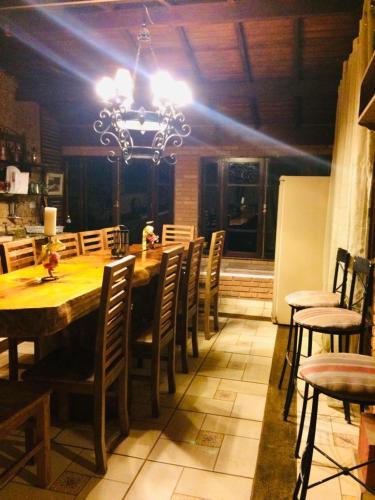 Villa Valentina chales com lareira e churrasqueira in Campos Do Jordao