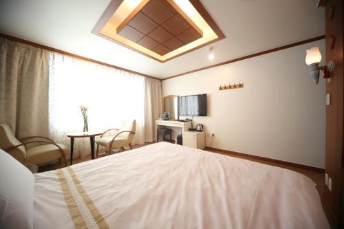 1 queen bed