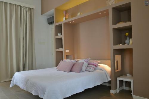 Double Room image 10