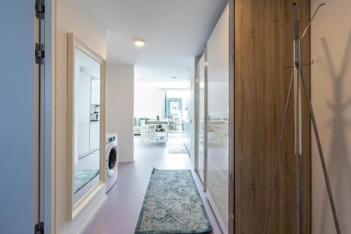 Julius 25: Modern Comfort - 5 Mins to City Center - image 7