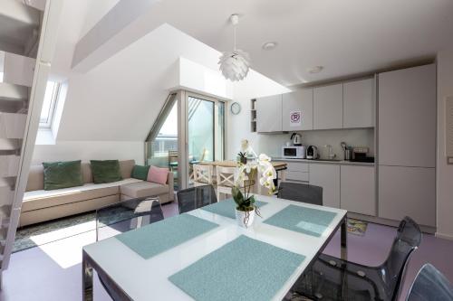 Julius 25: Modern Comfort - 5 Mins to City Center - image 12