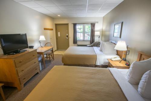 Double Queen Pet Friendly - Upper Level (with Steps)