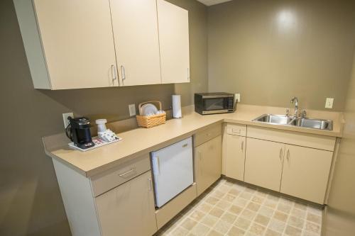 virtuve, Lodging on the Square in Berlin (OH)