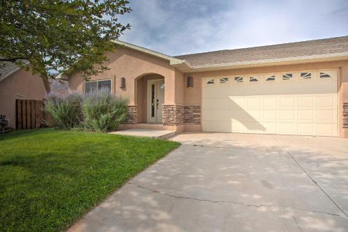 Modern Moab Townhome with Shared Pool and Hot Tub! in Moab, Vereinigte Staaten von Amerika