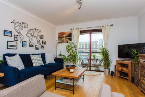 Modern 1 Bedroom Apartment With Balconies And Marina Views, , London
