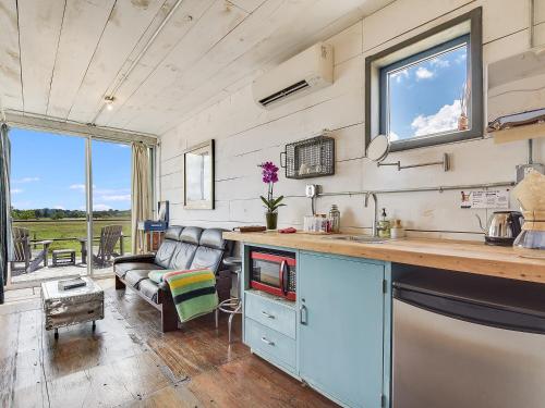 FlopHouze Shipping Container Hotel - 주방