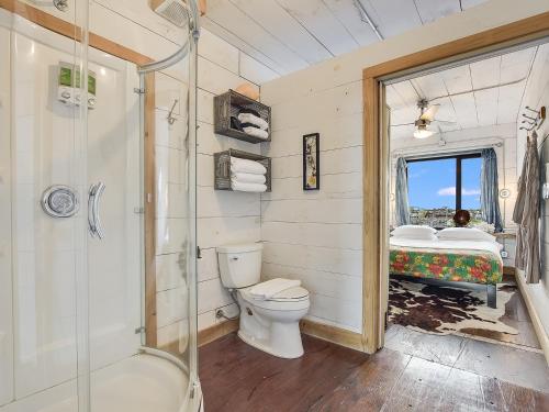 FlopHouze Shipping Container Hotel - 화장실
