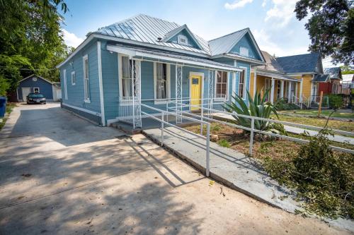 Remodeled Historic 1BR 1BA House Near Downtown in San Antonio, USA