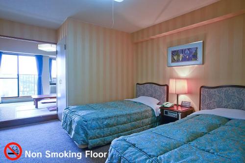 Family Room with Mountain View - Non-Smoking