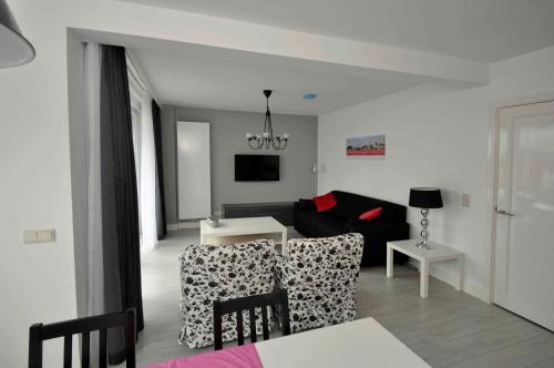 Comfort One-Bedroom Apartment image 2