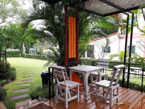 บ้านเล็ก รีสอร์ท in Koh Talu-sziget