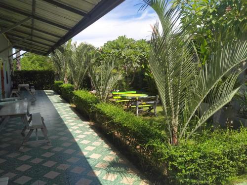 บ้านเล็ก รีสอร์ท in Koh Talu-sziget