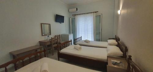 1 double bed, 1 twin bed