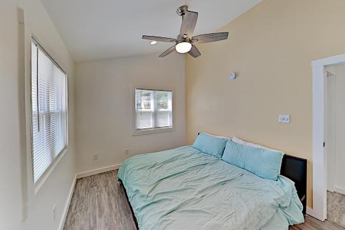Newly renovated minutes from Ocean City Assateague Island home - image 8