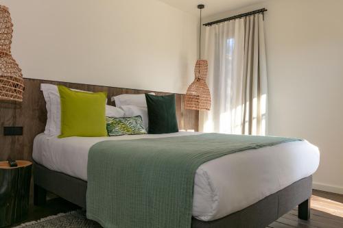 1 queen bed, 1 sofa bed