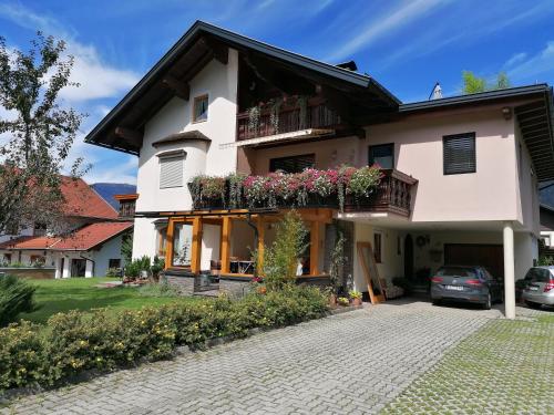 Nikolaus und Evelyn Astner, Ferienwohnungen, Pension in Tröpolach