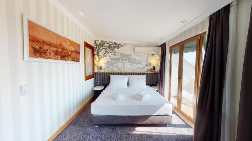 DOUBLE ROYAL HOTEL Room Type - Superior Double Room