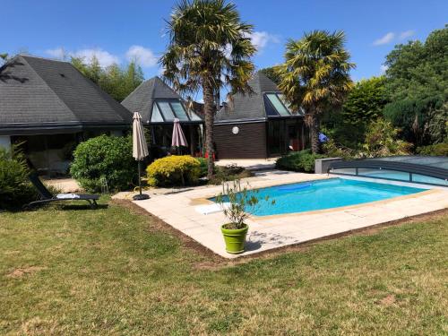 La piscine gîte à louer Theix