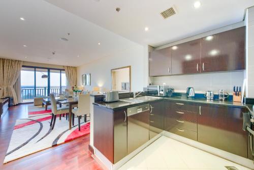 RH- Stylish 1BR with resort & sea views in the Palm, beach & pool access
