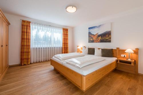 1 queen bed, 1 sofa bed