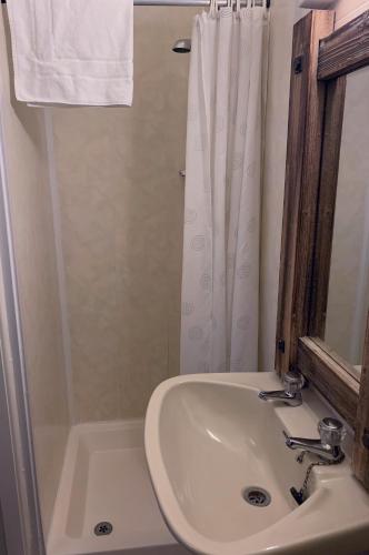 Double Room with Private Bathroom image 9
