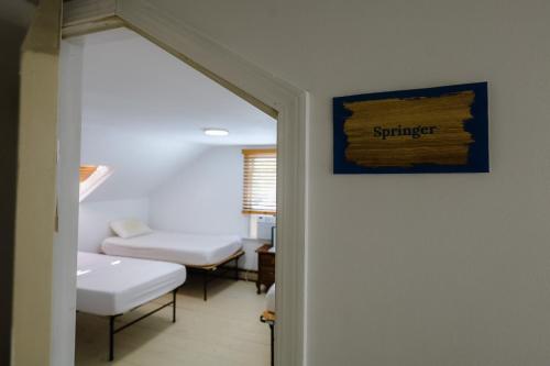 Hanover Adventure Tours Hostel - image 9