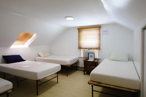 Hanover Adventure Tours Hostel - image 13