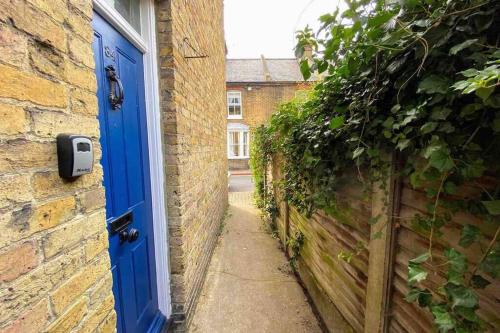 Spacious Canterbury City Centre Gem House with Parking