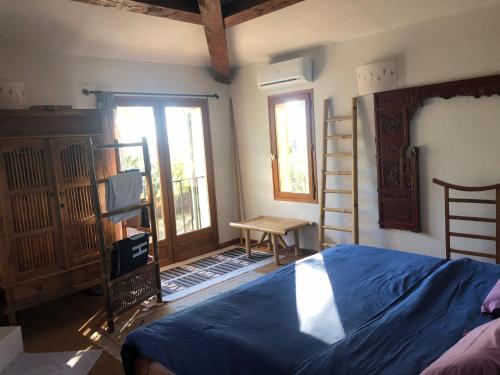 Grande chambre avec salle de bain et toilettes independantes