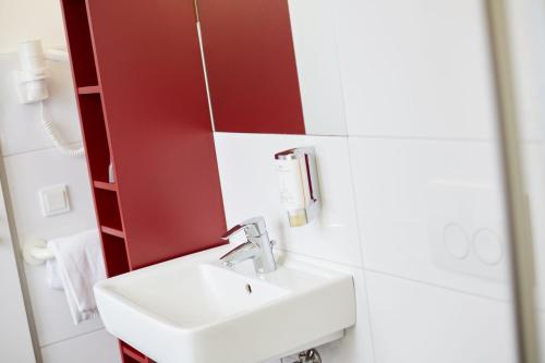 Standard Single Room image 7