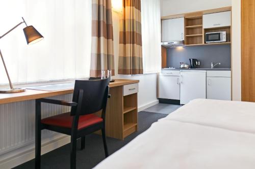 Superior Double Room with Kitchenette image 7