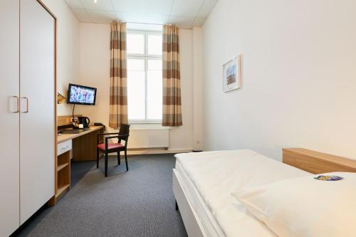 Standard Single Room image 5