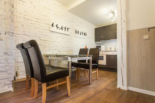 H&H Apartment im Herzen der Stadt Nr 17-Karl mit Küche, Wohnzimmer und Esstisch