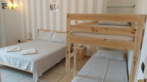 1 queen bed, 2 bunk beds